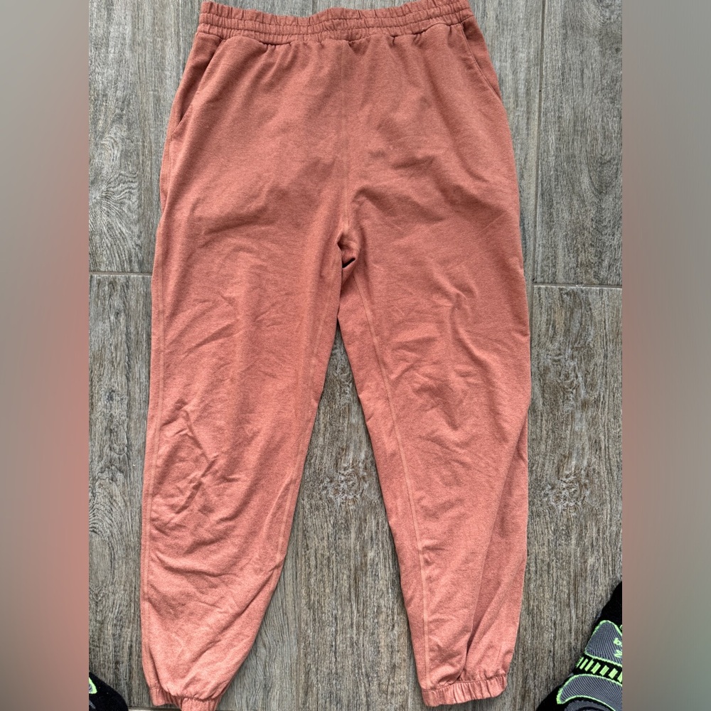 Vuori performance joggers - coral pink